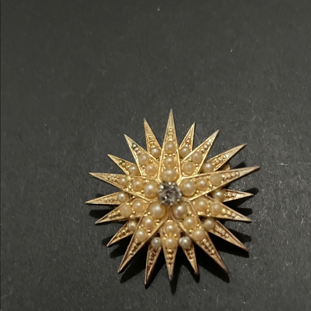 Gold Starburst Brooch with Pearls - Picture 3 of 3